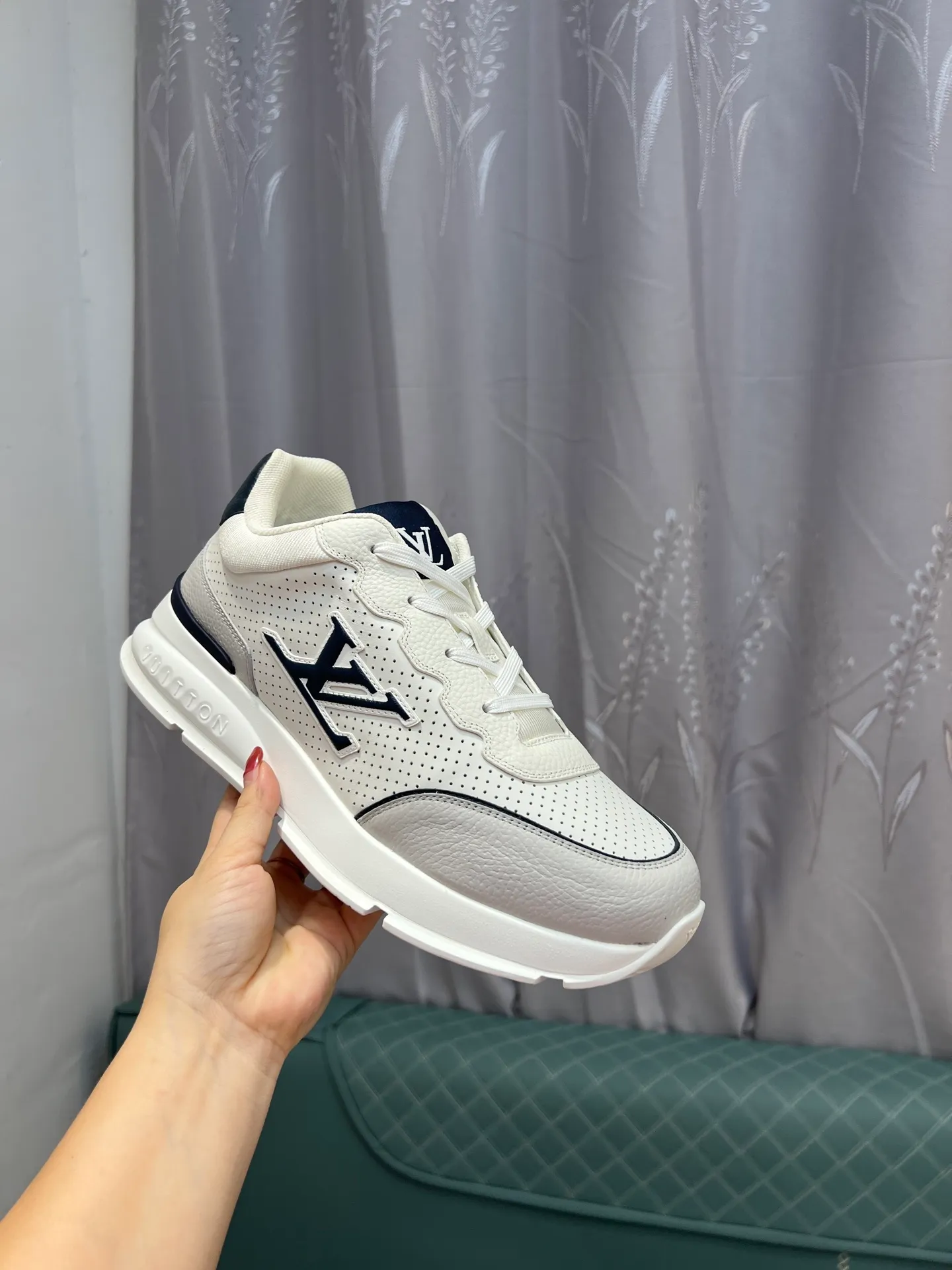 Men's shoes 💰640 LV | Louis Vuitton 2025𝐬𝐬 New spring and summer styles for couples, men's styles come out first. The counter features the latest casual shoes. Hard goods are new🆕 ❥Purchase level! Full of high-end feel! A popular model among bloggers at home and abroad, it’s retro and fashionable and looks amazing on your feet! Wear a lot of happiness! Mainly recommended model on the official website★ ▪️Upper: Original custom-made imported calfskin fabric ▪️Inner lining: breathable gauze imported from Italy ▪️Outsole: rubber foam ➕tpu high-end outsole ▪️Shoe size: 36-44 (customized for 45 and 46)
